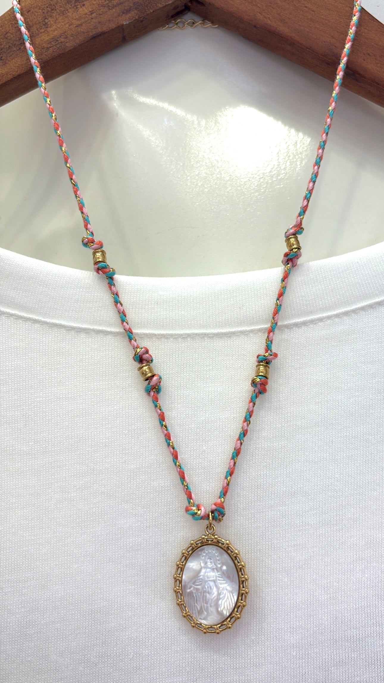 Collier Médaille Vierge Nacre Rose