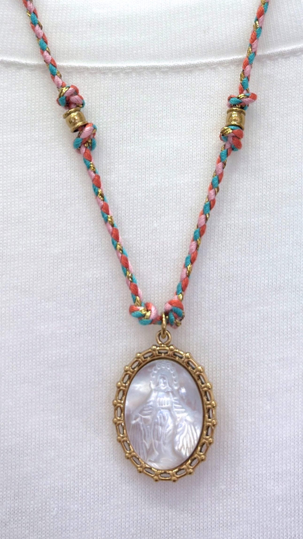 Collier Médaille Vierge Nacre Rose