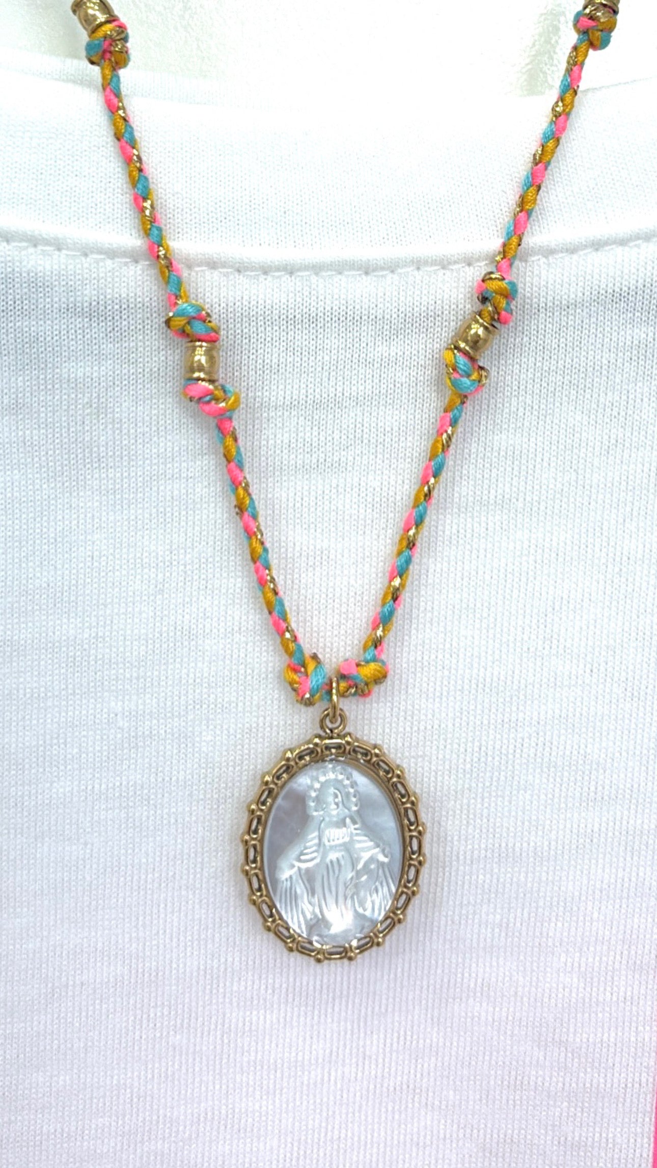 Collier Médaille Vierge Nacre Colors