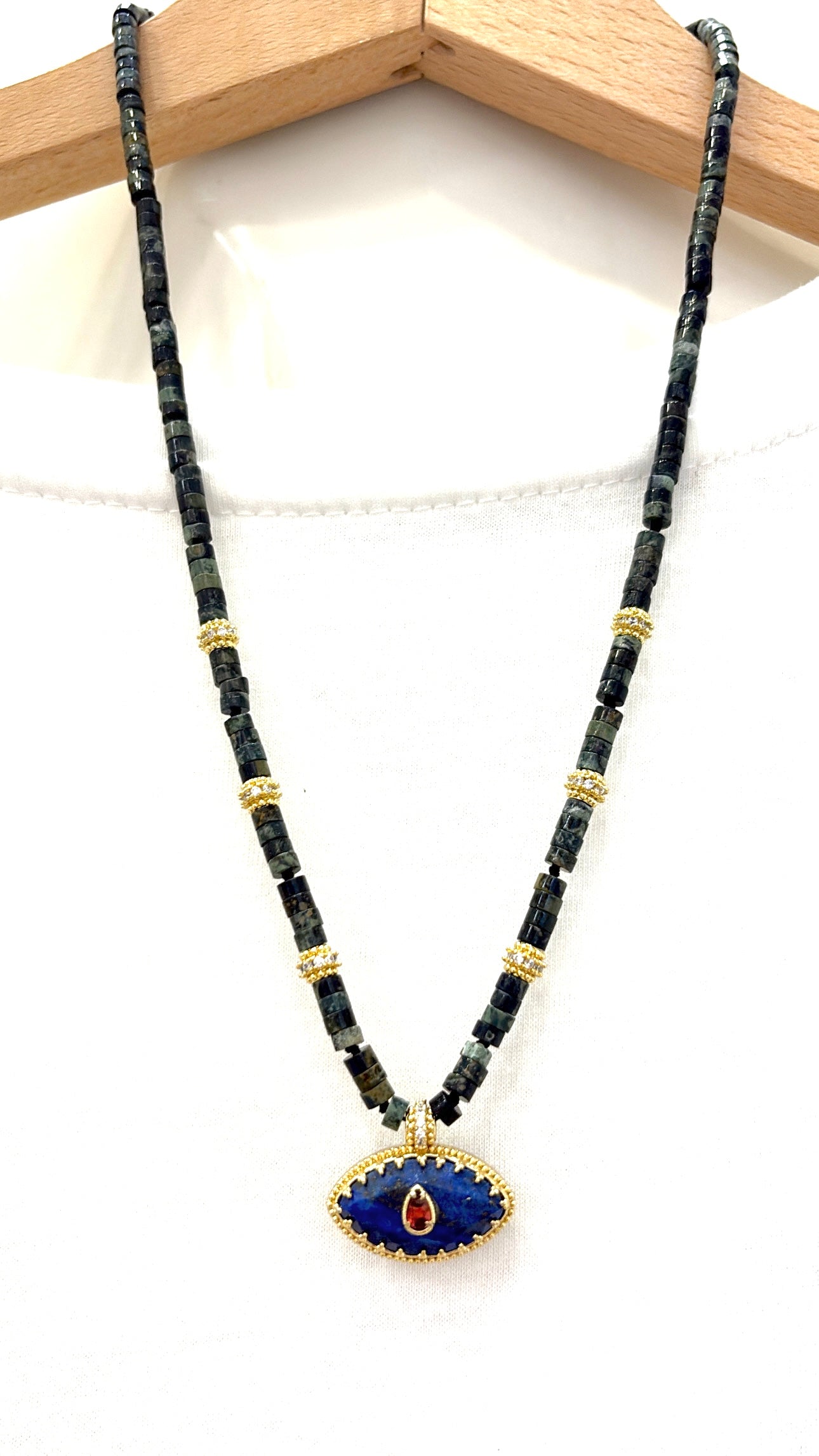 Collier Amulette Œil Sacré Lapis Lazulli et Serpentine