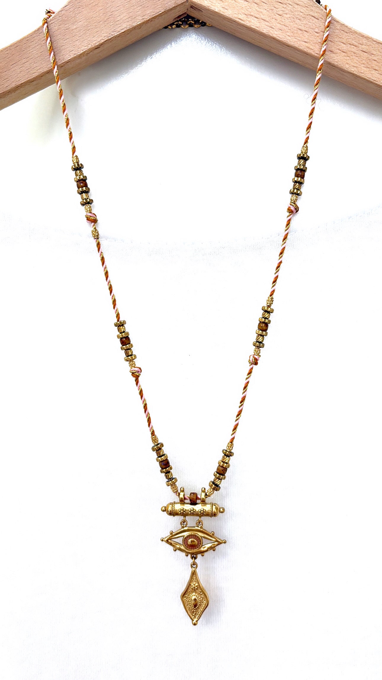 Collier Amulette Isis Rose