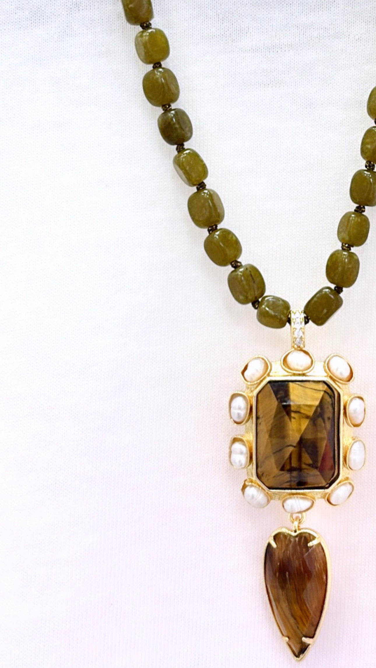 Collier Aura Jade, Œil de Tigre et Perles d’eau douce