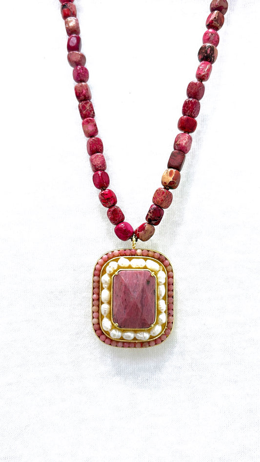 Collier Asha Rhodonite, Zoïsite et Perles d’Eau Douce